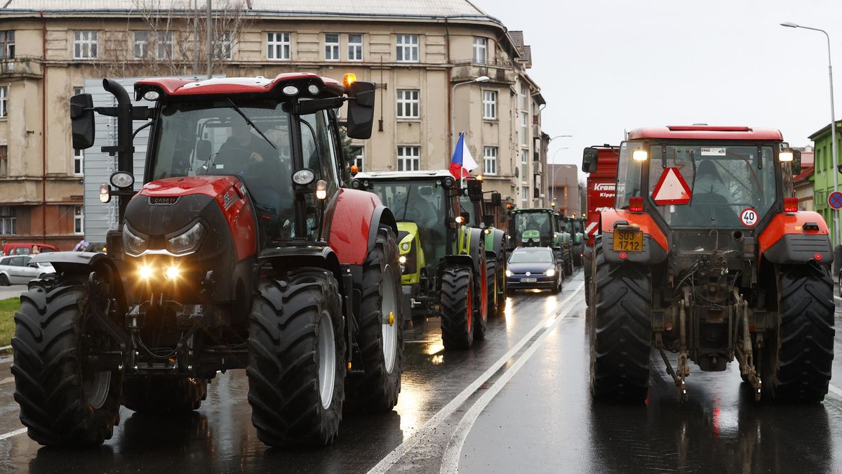 Nespokojení zemědělci budou ve středu opět protestovat. S traktory přijedou do měst i na hraniční přechody